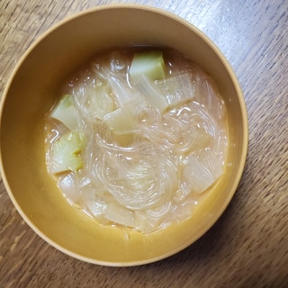 ブロッコリーの芯と玉ねぎの春雨スープ